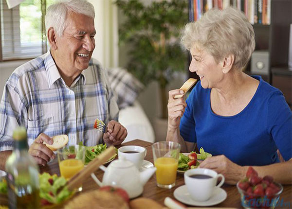 Cân bằng chế độ ăn ở người cao tuổi giúp giữ được sức khỏe dẻo dai