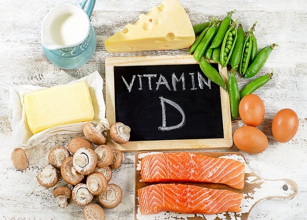 Bổ sung thực phẩm giàu vitamin D để giúp cơ thể hấp thụ canxi tốt hơn.