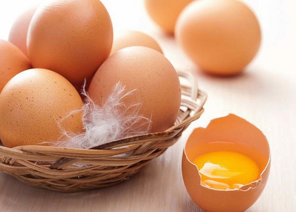 Không nên ăn trứng sống để phòng nhiễm khuẩn.