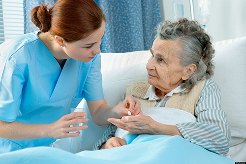 Công việc chính của điều dưỡng viên là chăm sóc bệnh nhân