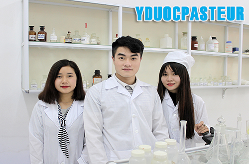 Sinh viên Y Khoa Pasteur thực hành hóa Dược