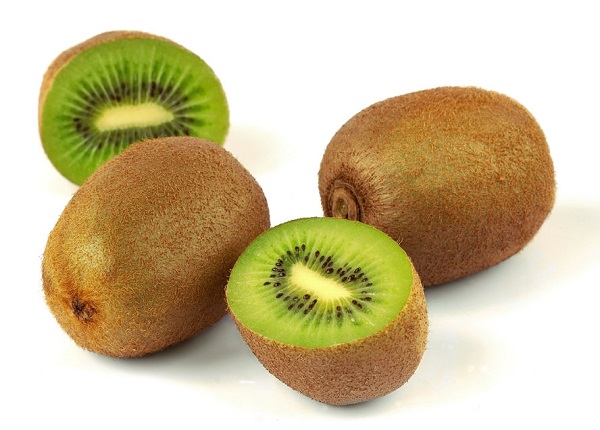Lượng vitamin C lớn trong kiwi làm sáng da, làm mờ những nốt tàn nhang