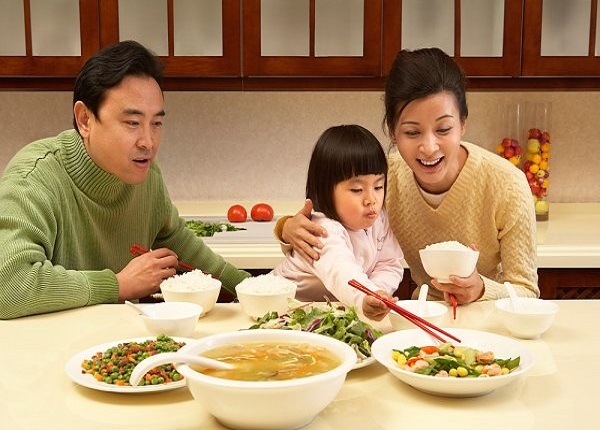 Trẻ ăn thức ăn trước sau đó mới ăn cơm dễ dẫn đến tình trạng chán cơm