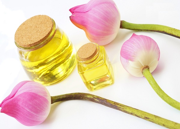 Tinh dầu hoa sen giúp kháng khuẩn và chống viêm cải thiện tình trạng mụn viêm