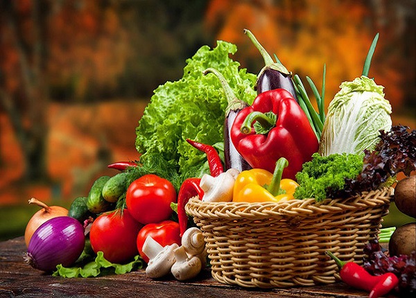 Rau xanh và trái cây cung cấp nhiều vitamin và khoáng chất.