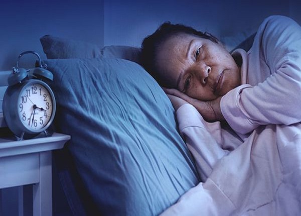 Người cao tuổi dễ bị mất ngủ do tâm lý hay lo lắng.