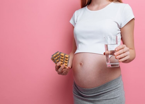 Phụ nữ mang thai nên tránh dùng tất cả các loại thuốc trong 12 tuần đầu của thai kỳ.