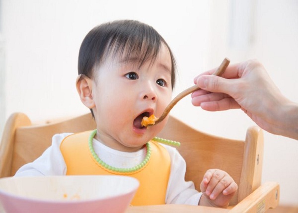 Trẻ được ăn dặm cần được bổ sung nguồn vitamin A thông qua chế độ ăn uống