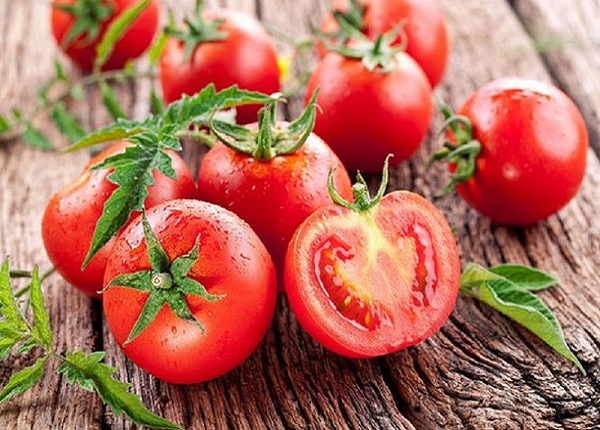 Cà chua giúp nâng tông màu da, cải thiện tình trang dạ bị mụn