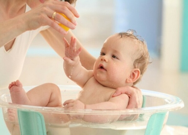 Tắm đúng cách giúp trẻ được thoải mái hơn.